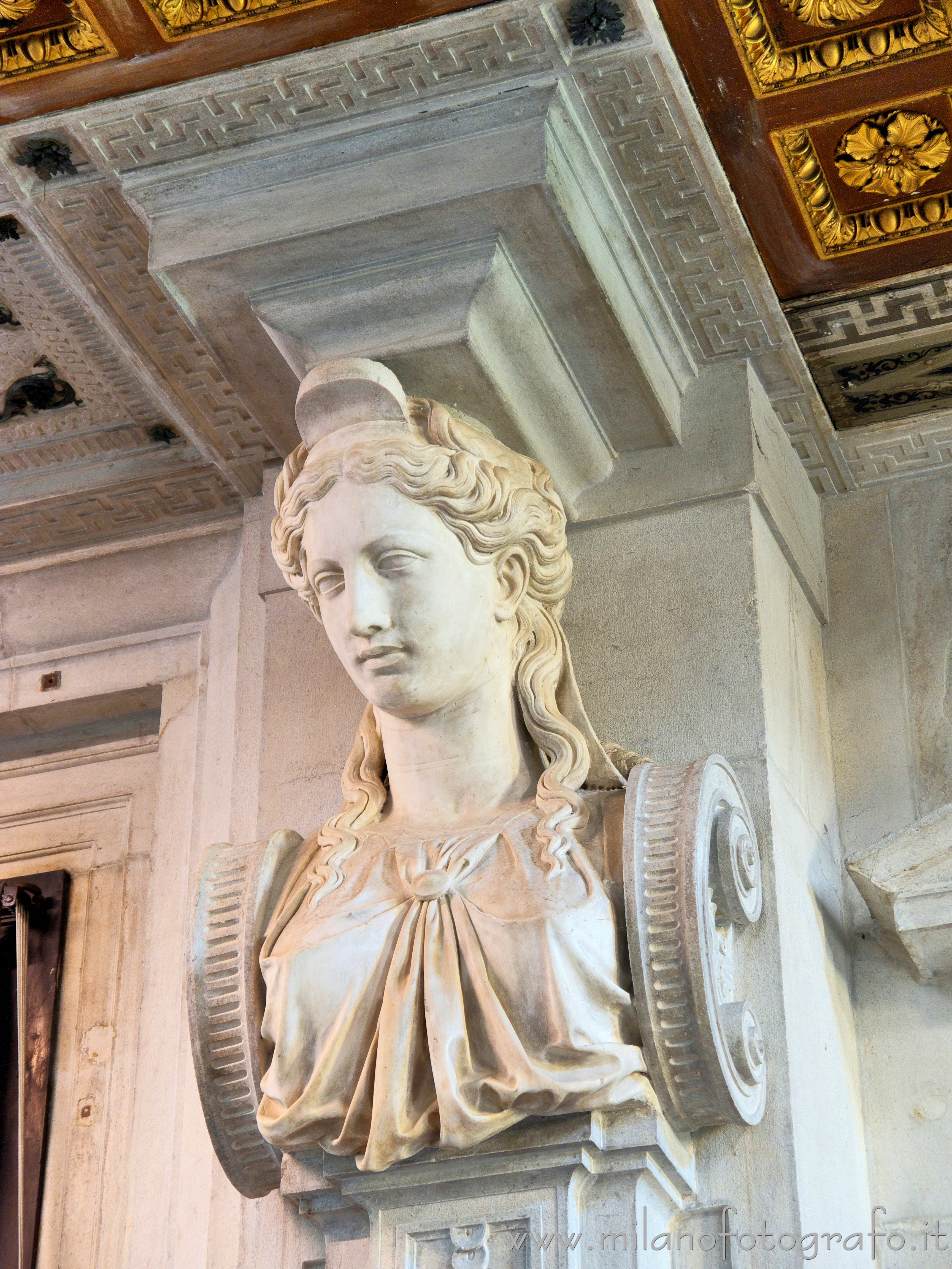 Milano - Una delle due cariatidi in controfacciata a fianco dell'ingresso centrale della Chiesa di Santa Maria dei Miracoli - Foto a piena risoluzione